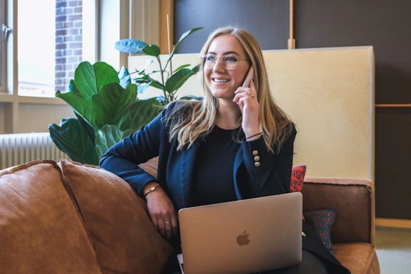 femme avec une téléphone mobile